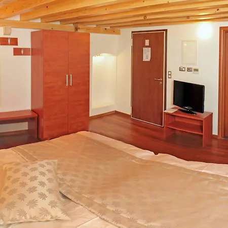 Monika 4* Τρογκίρ