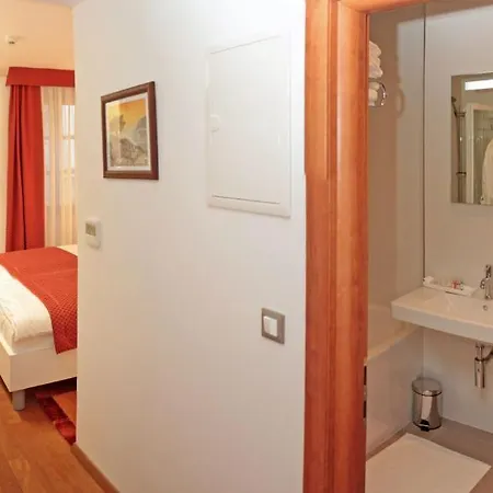 Monika Ξενοδοχείο Τρογκίρ