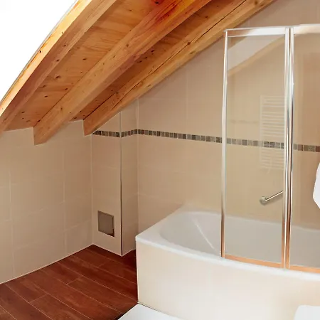 Monika Ξενοδοχείο Τρογκίρ