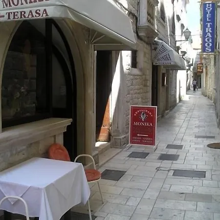 מלון Monika